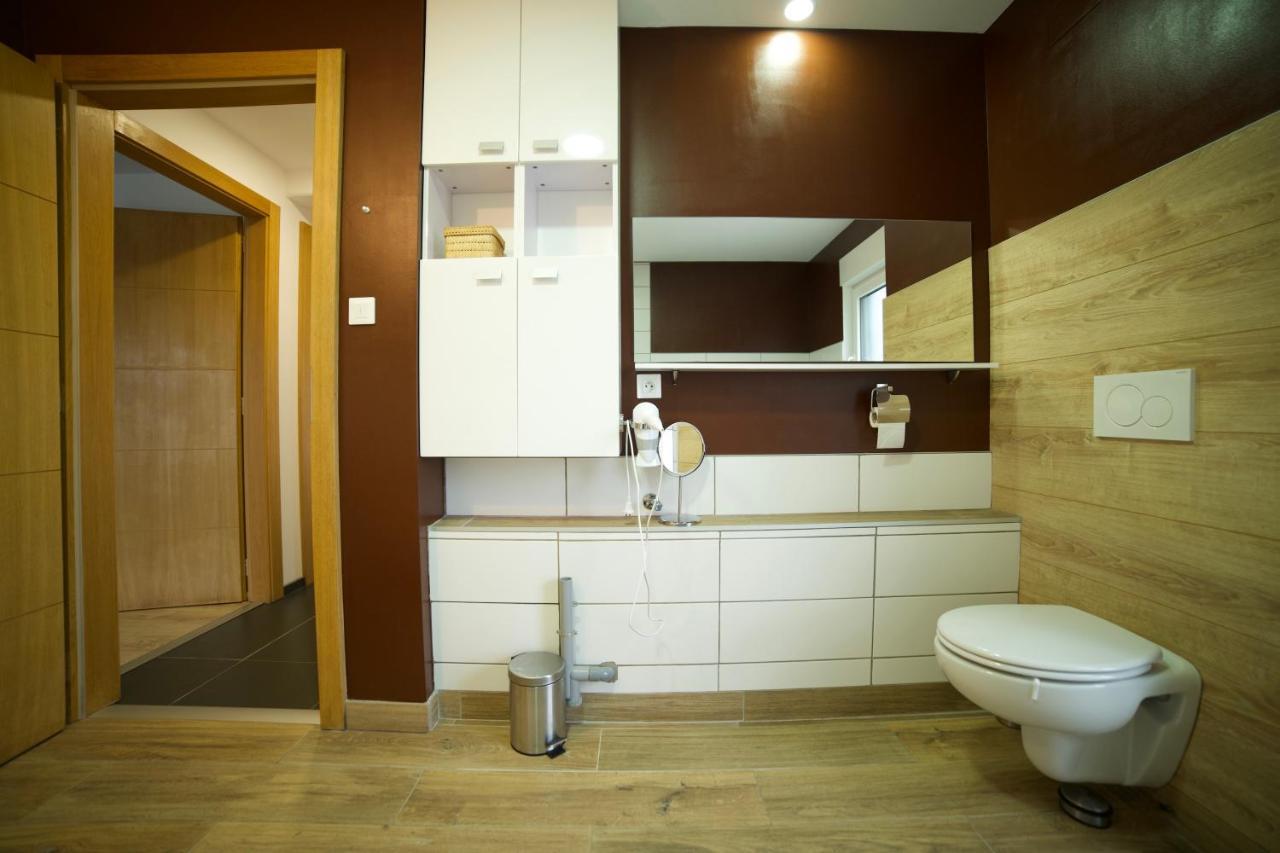 B&B Chez L'Habitant Chambre Privative Sur La Route Des Vins Tv Parking Box Velo Issenheim Exterior photo